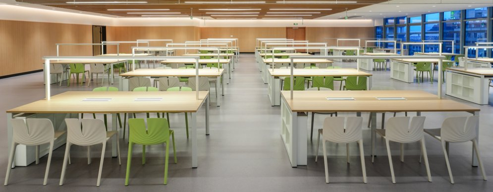 Ergonomic lecture hall chairs with tablet arms in a 2026 classroom