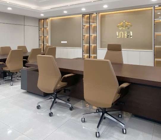 Reconfigurable meeting tables arranged in a U-shape for a training session